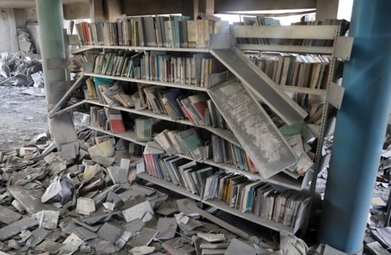 إعدام تاريخ غزة.. المكتبة الرئيسية من ضحايا الحرب الإسرائيلية
