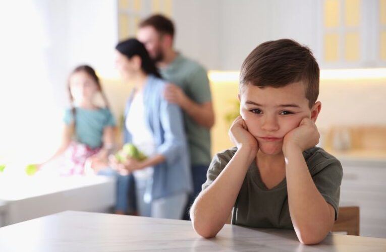 لماذا لا ينبغي أن يكون طفلك سعيدا طوال الوقت؟ كيف يفيده الحزن؟